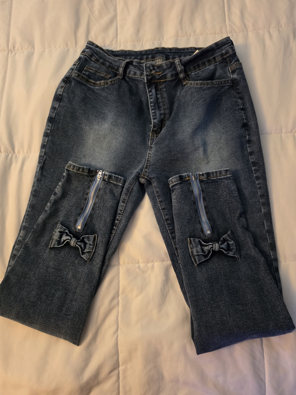 Women’s Dark Blue Denim Cropped Jeans with Zippers and Bows On Back Of Pants. LG
